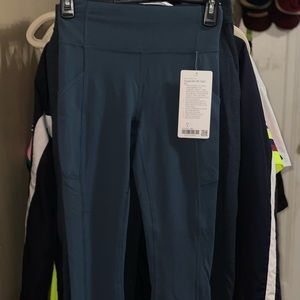Women’s (4) Lulu-lemons workout leggings